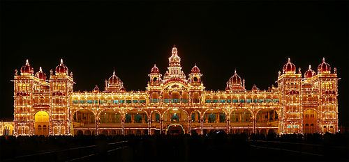 Mysore_palace_illuminated.jpg